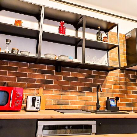Urban Retreat: Industrial Chic 1Br Ap - Heart Of Bucharest Apartment Bagian luar foto