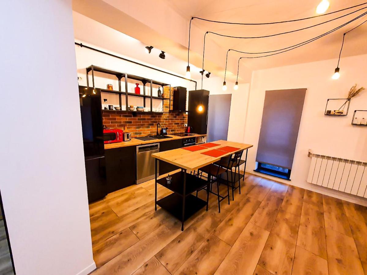 Urban Retreat: Industrial Chic 1Br Ap - Heart Of Bucharest Apartment Bagian luar foto