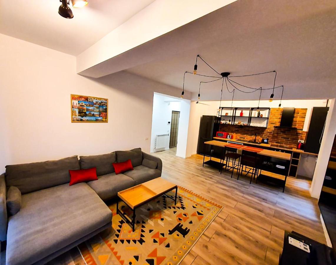 Urban Retreat: Industrial Chic 1Br Ap - Heart Of Bucharest Apartment Bagian luar foto