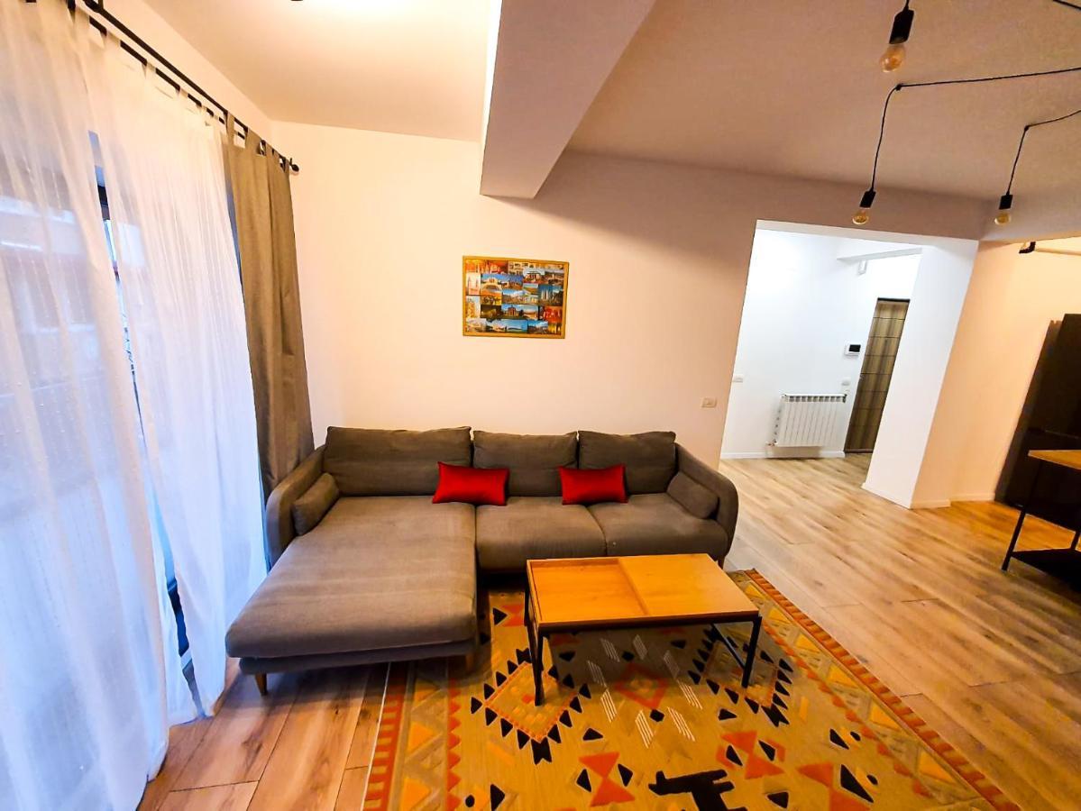 Urban Retreat: Industrial Chic 1Br Ap - Heart Of Bucharest Apartment Bagian luar foto