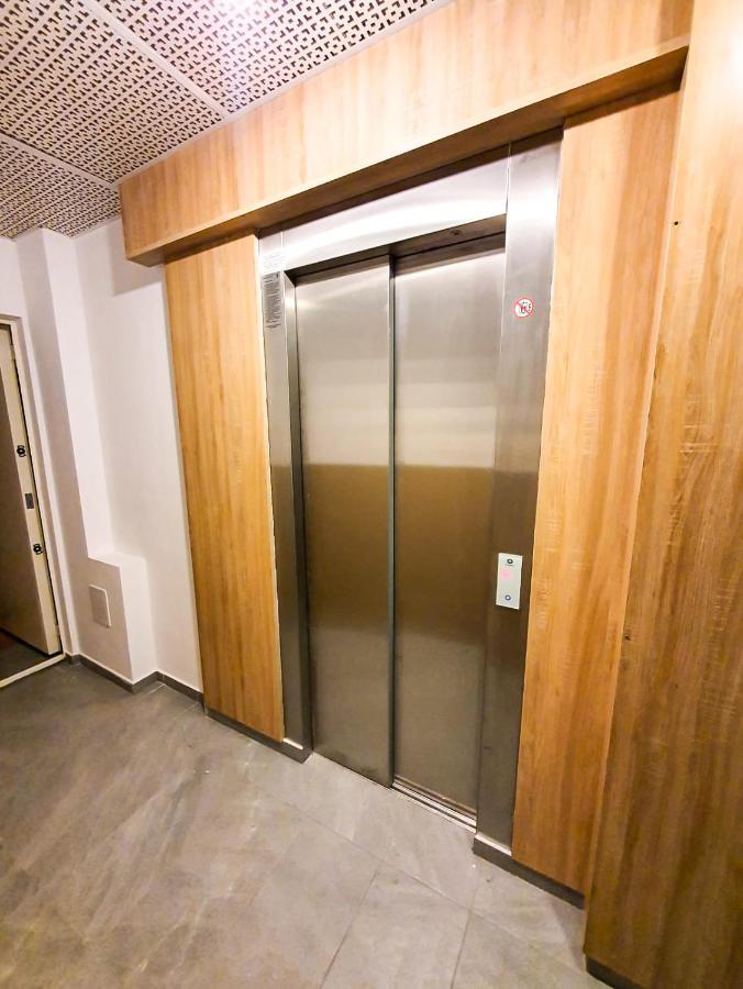 Urban Retreat: Industrial Chic 1Br Ap - Heart Of Bucharest Apartment Bagian luar foto