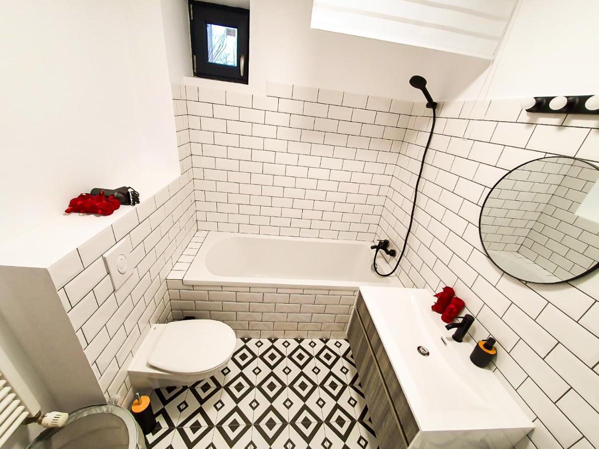 Urban Retreat: Industrial Chic 1Br Ap - Heart Of Bucharest Apartment Bagian luar foto