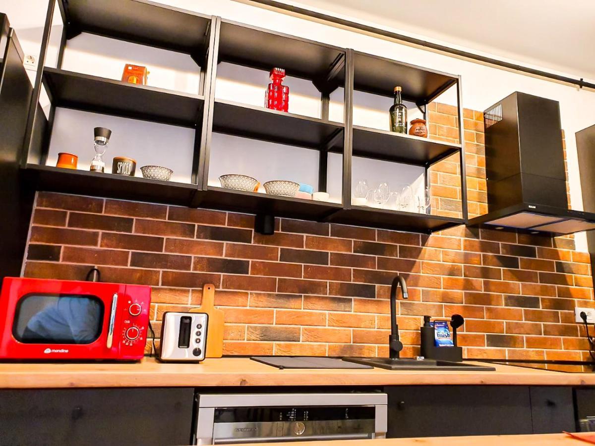 Urban Retreat: Industrial Chic 1Br Ap - Heart Of Bucharest Apartment Bagian luar foto