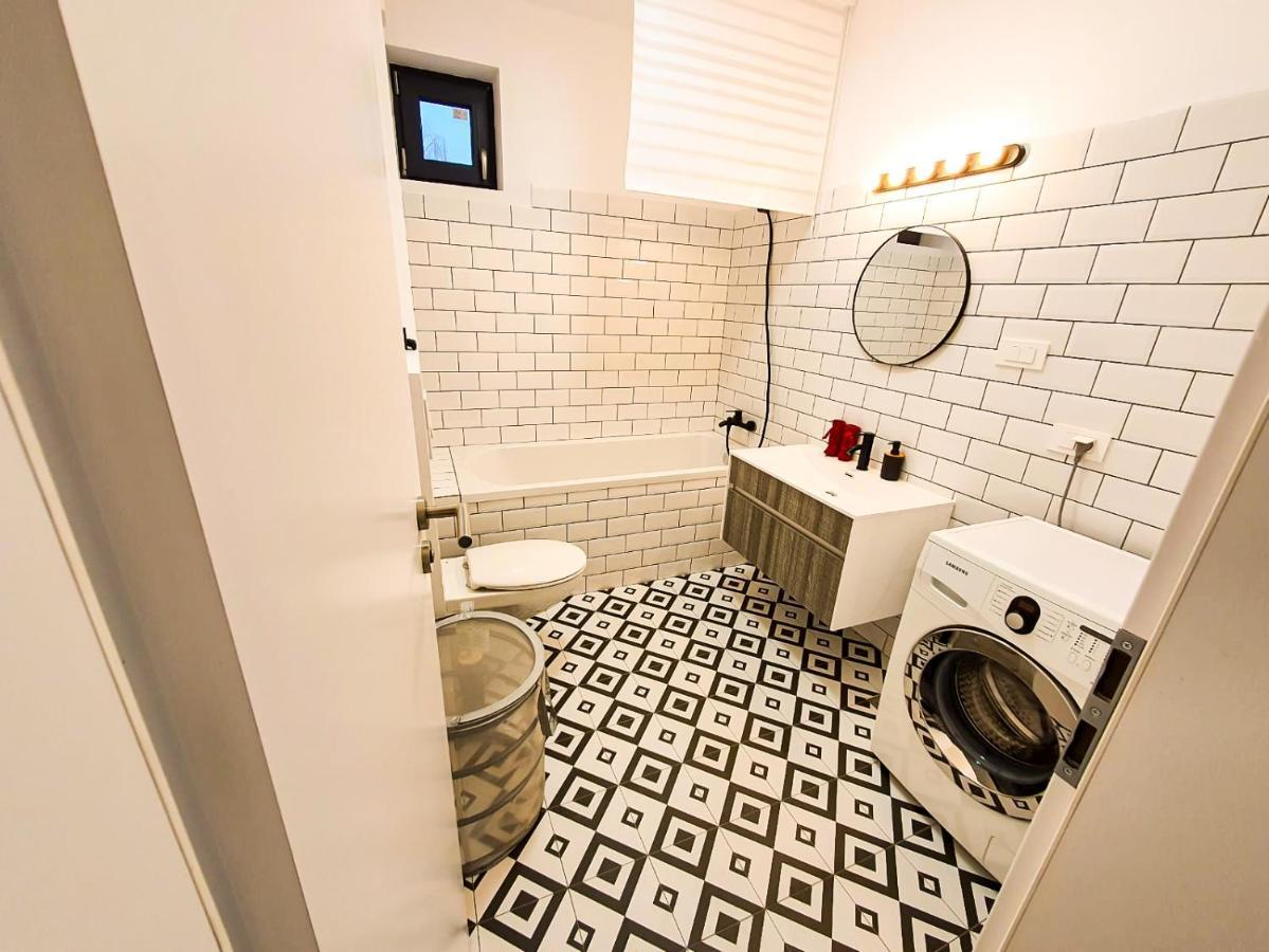 Urban Retreat: Industrial Chic 1Br Ap - Heart Of Bucharest Apartment Bagian luar foto