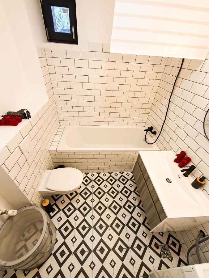 Urban Retreat: Industrial Chic 1Br Ap - Heart Of Bucharest Apartment Bagian luar foto
