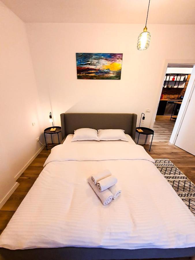 Urban Retreat: Industrial Chic 1Br Ap - Heart Of Bucharest Apartment Bagian luar foto