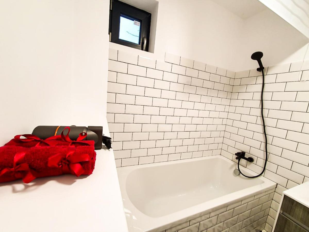 Urban Retreat: Industrial Chic 1Br Ap - Heart Of Bucharest Apartment Bagian luar foto