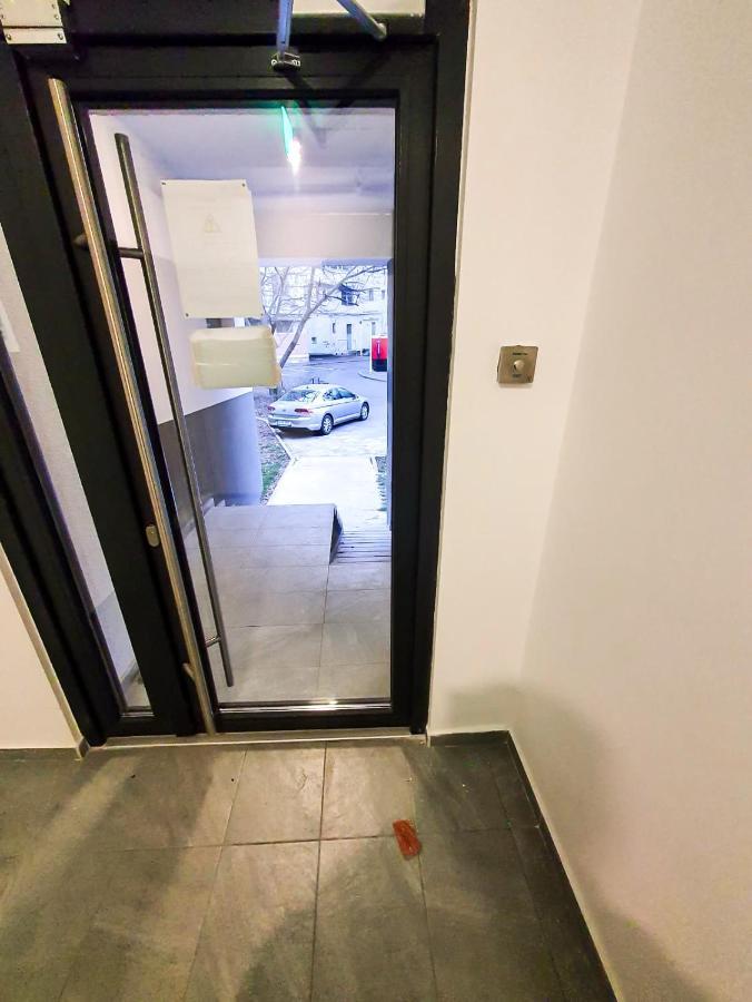 Urban Retreat: Industrial Chic 1Br Ap - Heart Of Bucharest Apartment Bagian luar foto